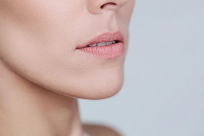 5 Cara Mengatasi Bibir Kering yang Efektif dan Mudah Dilakukan