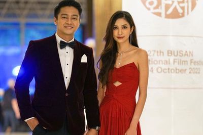Deva Mahenra dan Mikha Tambayong Hadir di Festival Film Busan untuk Serial Teluh Darah