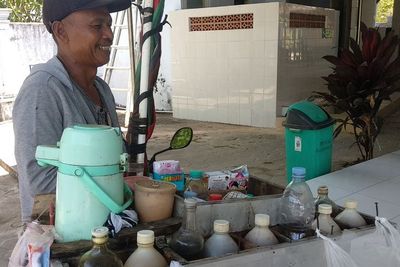 Salut! Bapak Ini Jualan Jamu Keliling Demi Gantikan Istrinya yang Hamil