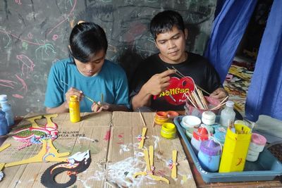 Kece! Gak Malu Dicap Kuno, Pasutri Muda Ini Kompak Bikin Beragam Jenis Wayang