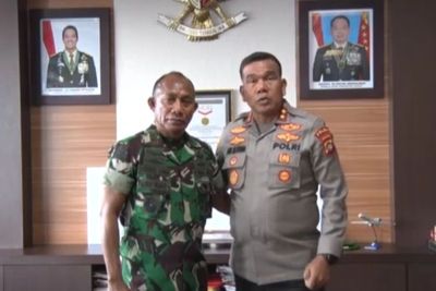 Kapolda Papua Barat Temui Pangdam Usai Viral Oknum Polisi Jilat Kue HUT TNI