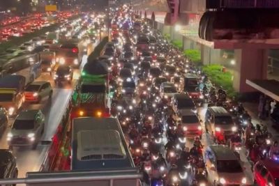 Gak Bisa Pulang, Frustasi Warga Jakarta Hadapi Macet di Luar Nalar Akibat Banjir