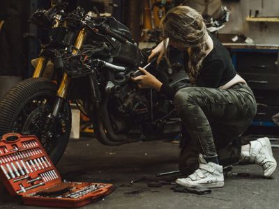 Penyebab Knalpot Motor Keluar Asep Putih, Harus Turun Mesin?