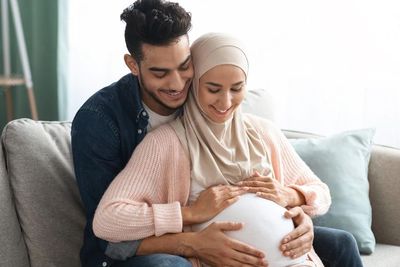 Mumpung Hari Jumat dan Musim Hujan, Amalan Ini Bisa Buat Pasangan Bisa Cepat Punya Anak