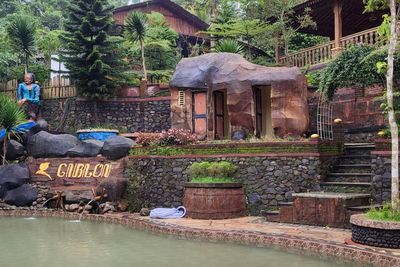 Dalem Si Mbah Wisata All in One di Tengah Hutan Jombang, Tempat Kabur dari Penatnya Kota