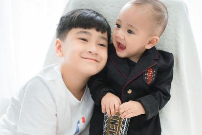 Gaya Cipung Pakai Jas Pamer Piala Award Bareng Rafathar, Netizen Tergemes-gemes!