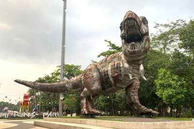 Rawrrr! Yuk Ajak Si Kecil Lihat Dinosaurus di Lapangan Tegalega Bandung!