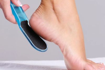 6 Cara Mengatasi Kaki Kering dan Pecah-pecah Pakai Bahan Alami Ini