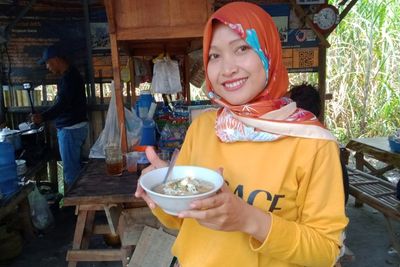 Tak Pernah Sepi Pelanggan, Penjual Angkringan Cantik ini Hasilkan Ratusan Ribu Per Hari!