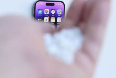 iPhone 14 Dilempari Serpihan Busi yang Bisa Pecahkan Kaca Mobil! Gimana Hasilnya?