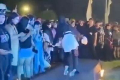 Pantang Menyerah! Model Ini Lanjut Catwalk meski Jatuh Bangun Gara-gara Heels Ketinggian