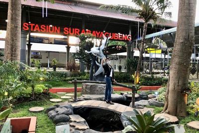5 Aturan yang Harus Diperhatikan Saat Berpose di Stasiun Kereta Api