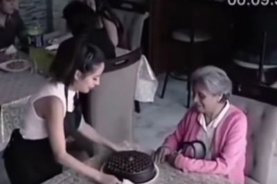 Haru, Nenek Ini Rayakan Ulang Tahunnya Sendiri di Kafe, Lihat Reaksi Orang-orang