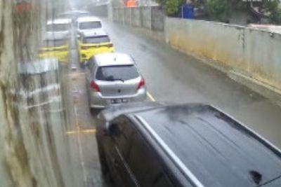 Akibat Hujan Deras, Tembok Roboh Timpa Mobil yang Sedang Parkir