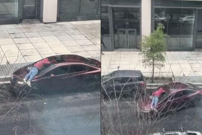 Pria Ini Ketiduran di Depan Kaca Mobil, Sudah Bangun tapi Lanjut Tidur Lagi