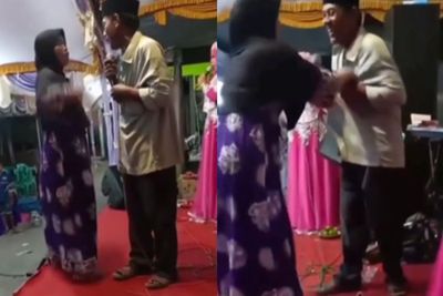 Aksi Istri Tampar dan Pukul Suami di Panggung Hajatan Disorot, Netizen: KDRT Gak Sih?