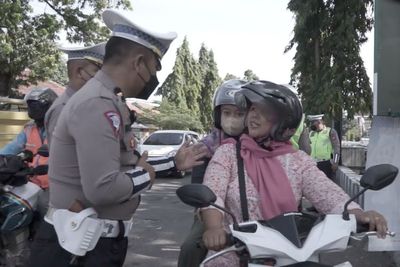 Emak-emak Pengendara Motor di Ponorogo Malah Hepi Distop Polisi, Bukan Ditilang Tapi...