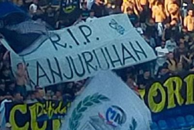 Solidaritas Tragedi Kanjuruhan, Suporter Inter Milan Betangkan Spanduk RIP Kanjuruhan