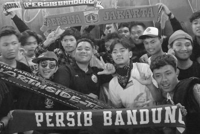 Doa untuk Korban Tragedi Kanjuruhan, Intip Kehangatan The Jakmania dan Viking