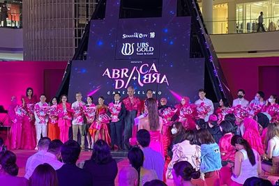Dobrak Stigma, Caren Delano Luncurkan 150 Gaya Busana Shocking Pink di Abracadabra Show