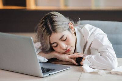 7 Cara Atasi Badan Cepat Lelah dan Mudah Ngantuk, Salah Satunya Kurangi Berat Badan