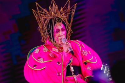 Wow! Melly Goeslaw Tampil Nyentrik pakai Mahkota Runcing di Abracadabra Fashion Show