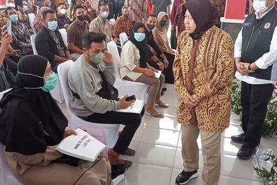 Wujud Berduka, Mensos Risma Beri Santunan Rp 15 Juta untuk Keluarga Korban Kanjuruhan