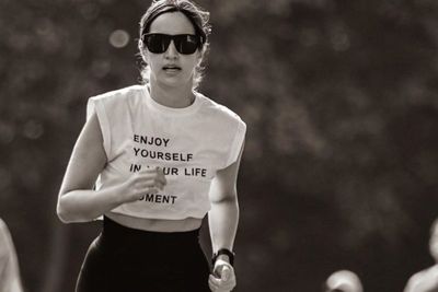 Gaya Nia Ramadhani Pakai Crop Top saat Lari di GBK, Netizen Bilang Mirip Najwa Shihab!