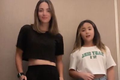 Viral Gaya Asik Nia Ramadhani Joget Bareng Mikhayla, Netizen: Makin Tua Makin Muda