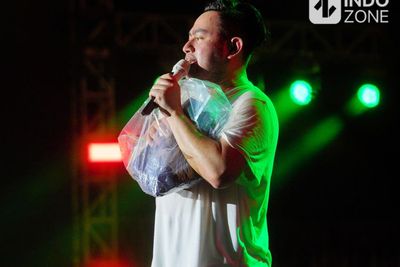 King Nassar Bikin Panggung Synchronize Fest Pecah saat Bagi-bagi Kaos ke Penonton