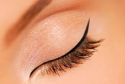 5 Cara Gercep Pakai Eyeliner, Gampang Banget Loh!