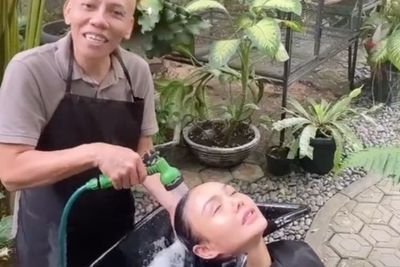 Wow! Yuni Shara Nyalon di Kebun hingga Keramas Pakai Selang Tanaman Slay Banget