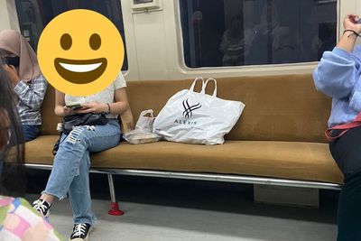 Viral Penumpang KRL Tandai Kursi untuk Temannya, Penumpang Lain Dilarang Duduk
