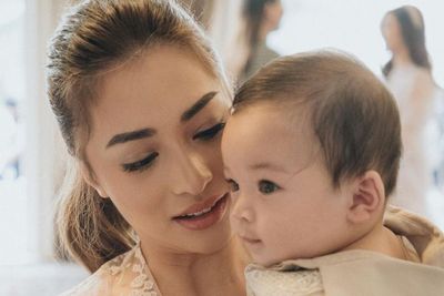 Potret Anggun Nikita Willy di Aqiqah Baby Izz, Takjub Aura Keibuannya Makin Terpancar