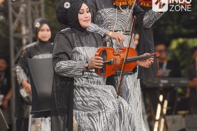 Cara Main Biola ala Nasida Ria Bikin Geleng Kepala saat Tampil di Synchronize Fest 2022