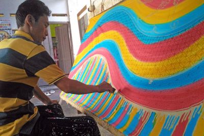 Inovasi Agar Batik Tetap Digemari, Pria Ini Ciptakan Motif Abstrak yang Laris di Amerika