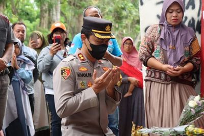 Merinding! Momen Kapolres Malang yang Baru Bersimpuh di Stadion Kanjuruhan
