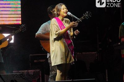Nadin Amizah Pakai Selempang Wisuda saat Tampil di Synchronize Fest 2022, Resmi Sarjana!