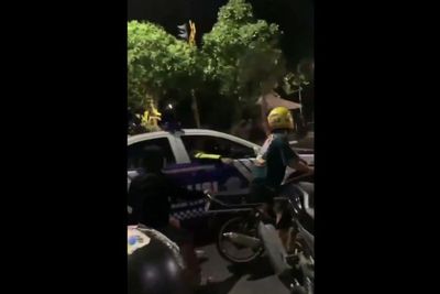 Kerja Sama Apik! 2 Pria Berhasil Lolos dari Kejaran Polisi, Jadi Gak Kena Tilang
