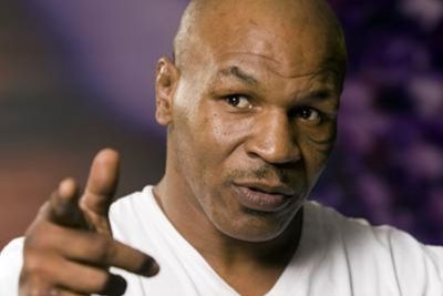 Viral Mike Tyson Salat di Kafe Anti Islam, Benarkah?