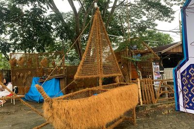Wow, Kreatif Banget! Pria di Pekanbaru Ini Berhasil Sulap Sabut Kelapa Jadi Barang Mahal!