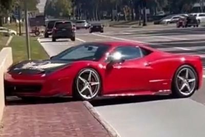 Niatnya Mau Pamer Manuver, Pengemudi Ferrari 458 Ini Malah Nabrak Tembok