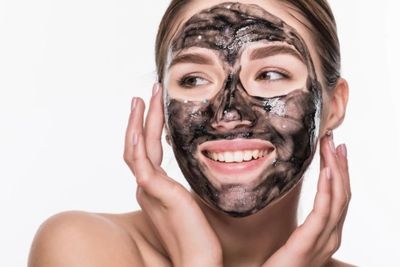 6 Manfaat Lengkap Masker Charcoal yang Bikin Kulitmu Glowing-glowing