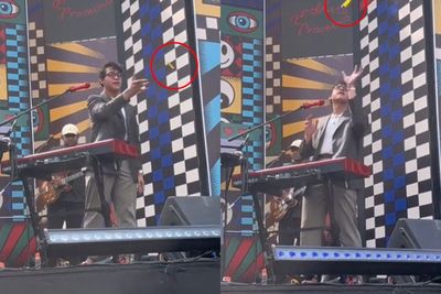 Momen Unik! Ardhito Pramono Pinjamkan Korek ke Penonton Konser Synchronize Festival