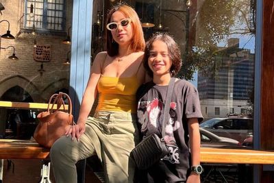 Si Pretty Mom BCL Bikin Salfok Pakai Tank Top Kuning Liburan ke LA Bareng Noah