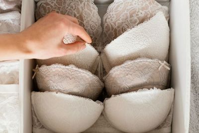 Ladies, Gak Perlu Khawatir! Pakai Bra Berkawat Gak Ada Hubungan dengan Kanker