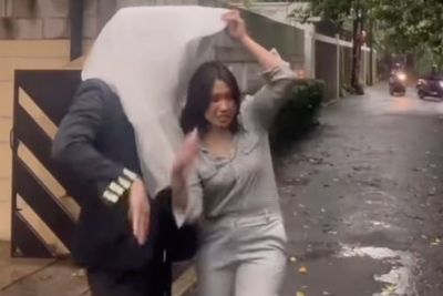 Ngakak! Pria Ini Sindir Gaya Hijab Emak-emak Bisa Jadi Kanopi Penadah Hujan