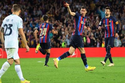 Meme Kocak Barcelona Menuju Liga Eropa Bertebaran, Pique Dibully
