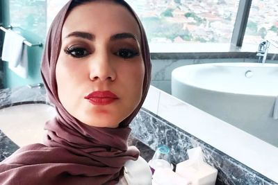 Petugas Angkut Barang dari Rumah Wanda Hamidah, Listrik dan Air Dimatikan