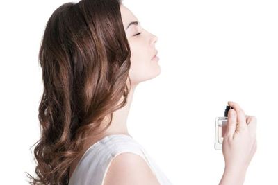 Hayo Siapa yang Suka Semprot Parfum ke Baju, Gini Loh yang Benar